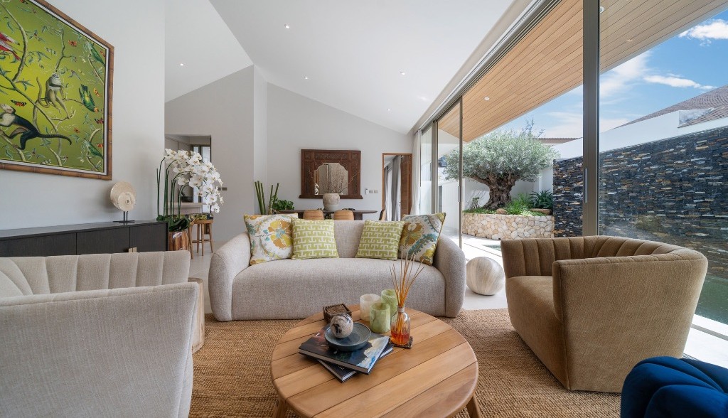 Open-plan living pavilion